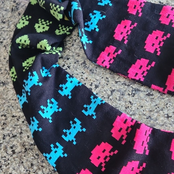 Space Invaders, Atari, Gamer, scarf, black, yellow, alien, pink, blue, f… - Picture 6 of 9
